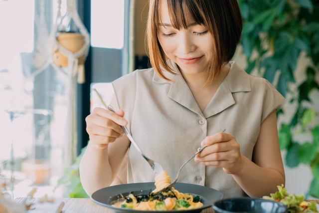 料理を楽しむ女性